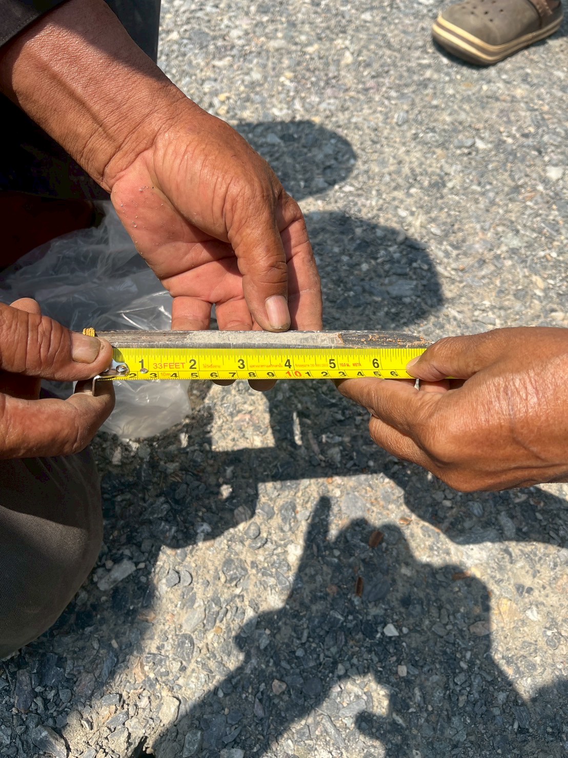 title - วันที่ 17 มีนาคม 2569 นายวิทูล ประดิษฐบุญ ปฏิรูปที่ดินจังหวัดปราจีนบุรี  มอบหมายให้ นายเชวงศักดิ์ อะปะมาตร ผู้อำนวยการกลุ่มงานช่างและแผนที่  นางรักษ์หทัยรัตน์ เมทนีกรชัย หัวหน้าฝ่ายบริหาร และเจ้าหน้าที่ ส.ป.ก.ปราจีนบุรี ลงพื้นที่ตรวจรับงานก่อสร้างถนนสายซอยในแปลงเกษตรกรรม ในเขตปฏิรูปที่ดิน ให้แก่เกษตรกรผู้ไร้ที่ดินทำกิน